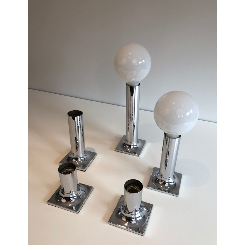 Suite d'appliques ou suspensions en chrome et boules d'opaline blanches