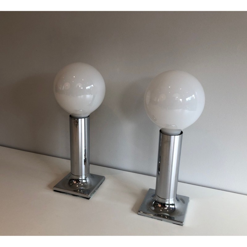 Suite d'appliques ou suspensions en chrome et boules d'opaline blanches