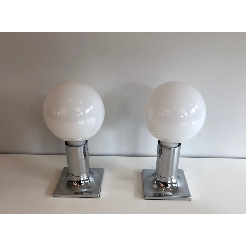 Suite d'appliques ou suspensions en chrome et boules d'opaline blanches