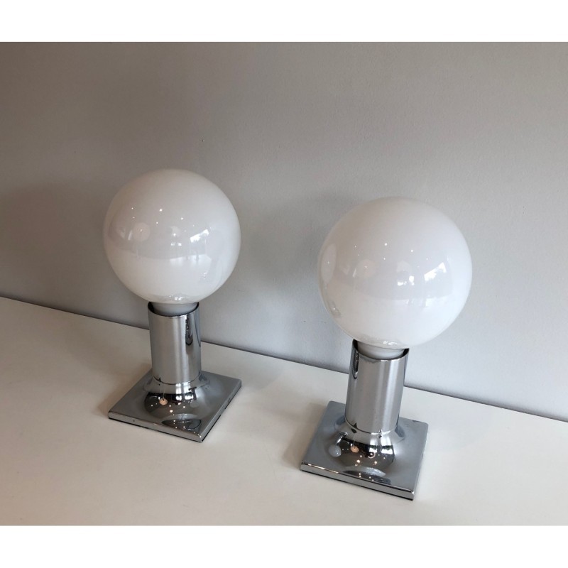Suite d'appliques ou suspensions en chrome et boules d'opaline blanches