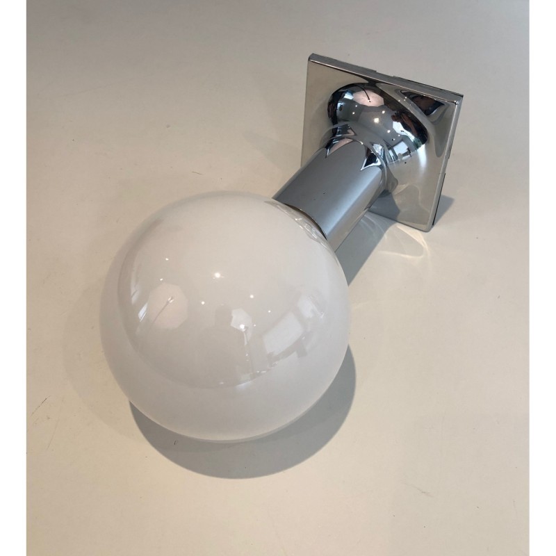 Suite d'appliques ou suspensions en chrome et boules d'opaline blanches