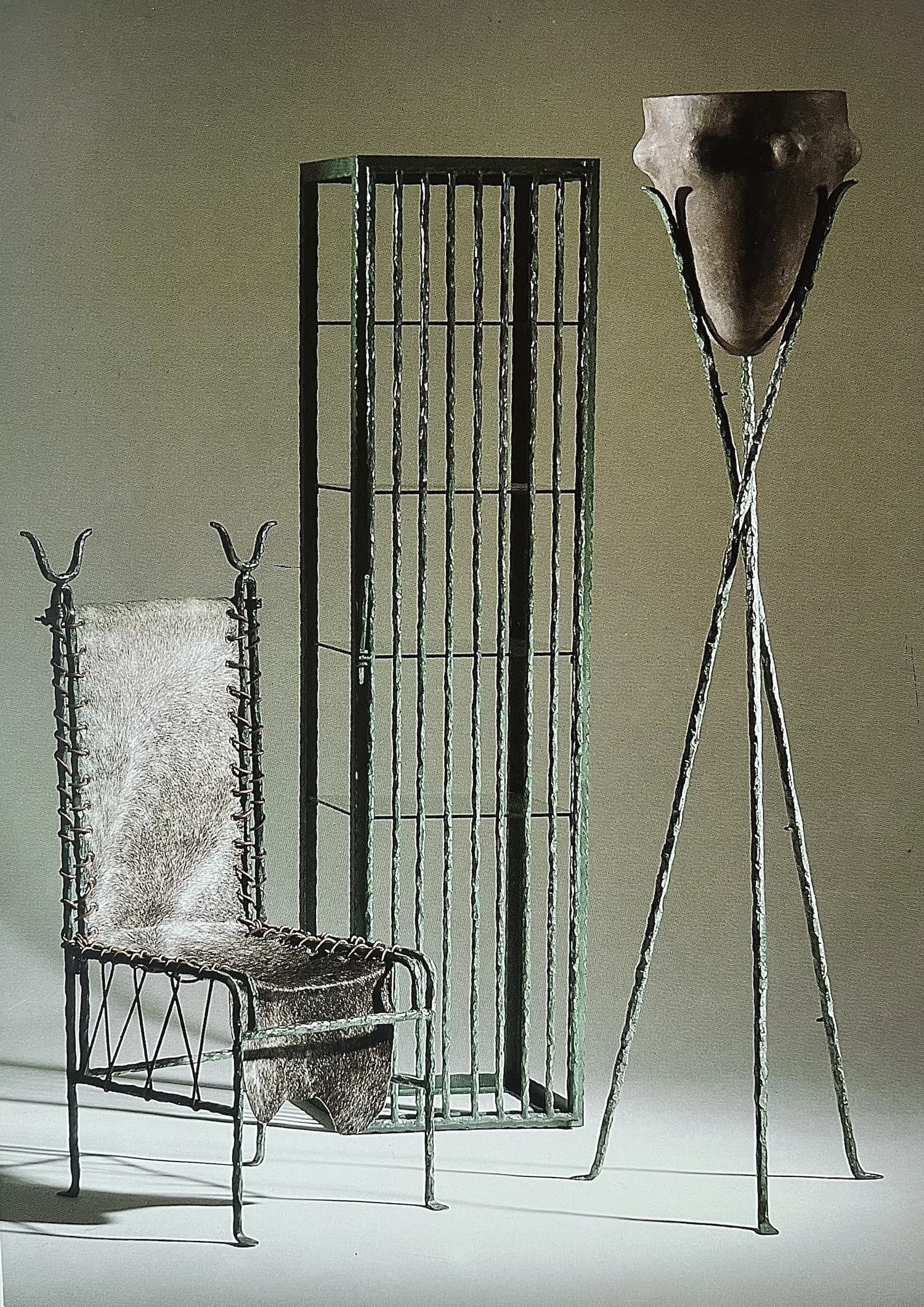 1-Pulp-Galerie_Garouste-Bonetti_Chaise-Barbare_Lampadaire-tripode_Vitrine-Cage-haute_%C2%A9Karin-Knoblich-min.jpg